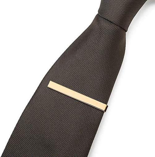 alfiler de corbata de oro en corbata oscura